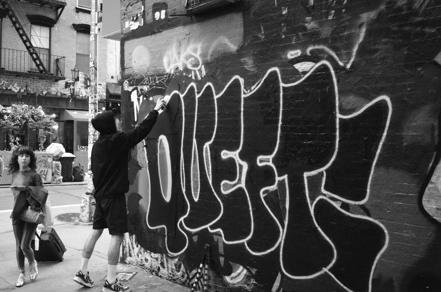 Pintando el graffiti QUEFT en una pared de Nueva York